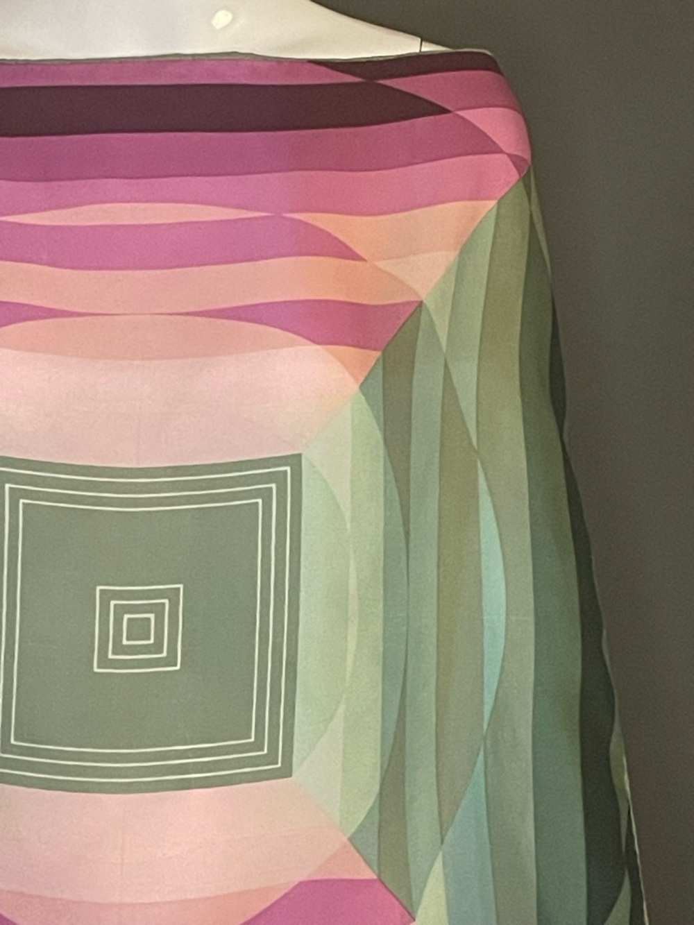 Gorg Vintage Echo Silk Scarf Pinks Greens 22 In Very Good Condition - Picture 6 of 9